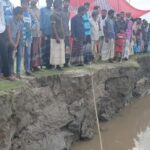 ভূরুঙ্গামারীতে দুধকুমার থেকে ভিটেমাটি রক্ষায় এলাকাবাসীর মানববন্ধন।     মোঃ কামরুল হাসান কাজল কুড়িগ্রাম প্রতিনিধিঃ কুড়িগ্রাম জেলার ভূরুঙ্গামারী উপজেলার বুকচিরে বয়ে গেছে দুধকুমার নদ। প্রতিবছর বর্ষায় আগ্রাসী রুপ ধারণ করে এই নদ। নদের ভাঙ্গনে সর্বস্বান্ত হয় অসংখ্য পরিবার। তাই নিজেদের ভিটেমাটি রক্ষার দাবিতে মানববন্ধন কর্মসূচি পালন করেছেন স্থানীয় এলাকাবাসী।  আজ বৃহস্পতিবার (৩০ এপ্রিল) বিকেলে উপজেলার সদর ইউনিয়নের কামাত আঙ্গারিয়া-নলেয়া গ্রামে দুধকুমার নদের ভাঙ্গনরোধে ও স্থায়ী বাঁধ নির্মাণের দাবিতে এলাকাবাসীর উদ্যোগে এই মানববন্ধন ও প্রতিবাদ সমাবেশ অনুষ্ঠিত হয়।  মানববন্ধনে স্থানীয় প্রায় আনুমানিক দেড় শতাধিক নারী-পুরুষ অংশগ্রহণ করেন। মানববন্ধন থেকে জানানো হয় দুধকুমর নদের বাঁধ নির্মাণ আংশিকভাবে বন্ধ রেখে উজান ও ভাটির অংশে কাজ সম্পন্ন করায় নদীভাঙ্গন মারাত্মক আকার ধারণ করেছে। এতে করে স্থানীয় জনপদ, ফসলি জমি ও বসতভিটা হুমকির মুখে পড়েছে।  সমাবেশে প্রধান অতিথি হিসেবে উপস্থিত ছিলেন ভূরুঙ্গামারী উপজেলা পরিষদের সাবেক চেয়ারম্যান আব্দুল হাহ। তিনি বলেন দুধকুমর নদের এই অংশে ভাঙ্গন রোধে অবিলম্বে কার্যকর ব্যবস্থা গ্রহণ করা না হলে পুরো এলাকা বড় ধরনের বিপর্যয়ের মুখে পড়বে। নদের ভয়াবহ ভাঙনে ইতোমধ্যে বহু পরিবার তাদের বসতভিটা, ফসলি জমি ও গাছপালা হারিয়েছে। প্রতিদিনই নদীগর্ভে বিলীন হচ্ছে নতুন নতুন এলাকা।   তাই সংশ্লিষ্ট কর্তৃপক্ষকে দ্রুত স্থায়ী বাঁধ নির্মাণে উদ্যোগী হতে হবে। স্থানীয়দের অভিযোগ সংশ্লিষ্ট কর্তৃপক্ষ নদীর গুরুত্বপূর্ণ এই অংশে বাঁধ নির্মাণ বন্ধ রেখে অন্য অংশে কাজ সম্পন্ন করায় পানির চাপ এসে এই এলাকায় তীব্র ভাঙনের সৃষ্টি করেছে। ফলে প্রতিনিয়ত নদীগর্ভে বিলীন হচ্ছে ঘরবাড়ি ও কৃষিজমি।  অবিলম্বে ভাঙন রোধে কার্যকর পদক্ষেপ গ্রহণের জন্য সরকারের সংশ্লিষ্ট দপ্তরের প্রতি জোর দাবি জানান তারা। ভূরুঙ্গামারী সদর ইউনিয়নের চেয়ারম্যান (ভারপ্রাপ্ত ) আব্দুল লতিফ জানান, নদের ভাঙন রোধে প্রয়োজনীয় ব‍্যবস্থা নিতে সংশ্লিষ্ট দপ্তরের সাথে যোগাযোগ করা হবে। এবিষয়ে সংসদ সদস্য আনোয়ারুল ইসলাম জানান, দুধকুমার নদের ভাঙন রোধে টেকসই বাঁধ নির্মাণের বিষয়ে ইতিমধ্যে আমি সংসদে দাবী জানিয়েছি। নদের ভাঙন রোধে বাঁধ নির্মাণের প্রয়োজনীয় ব‍্যবস্থা নেওয়া হবে।